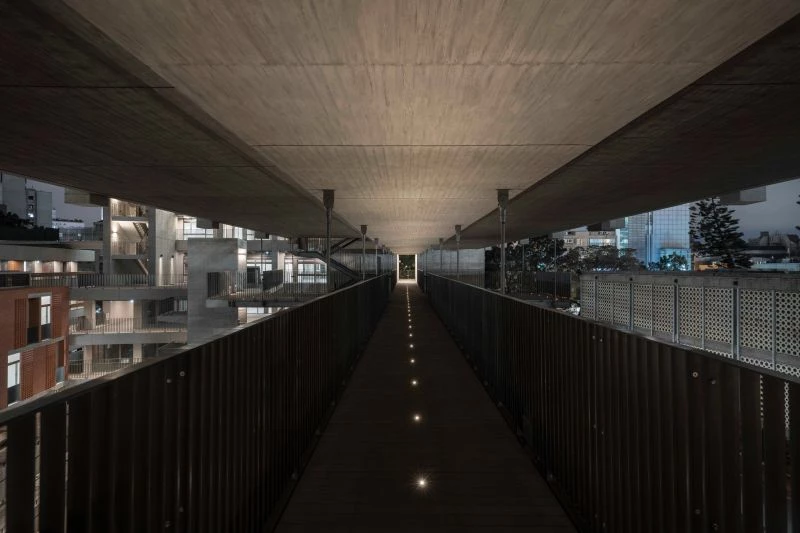 延續建築設計的思維,坐落於臺北市國立臺灣大學的人文館,未另設外牆照明,而是以內斂、溫柔的光線,巧妙點亮建築內部。藉由室內透光的細膩層次,烘托學術場域的沉靜厚度。透過光陪伴師生行走、凝視與停留,讓日常路徑被重新看見;照明引導空間動線,創造溫潤舒適的交流氛圍,使光、人與場域彼此交織,持續照亮知識與探索的道路。