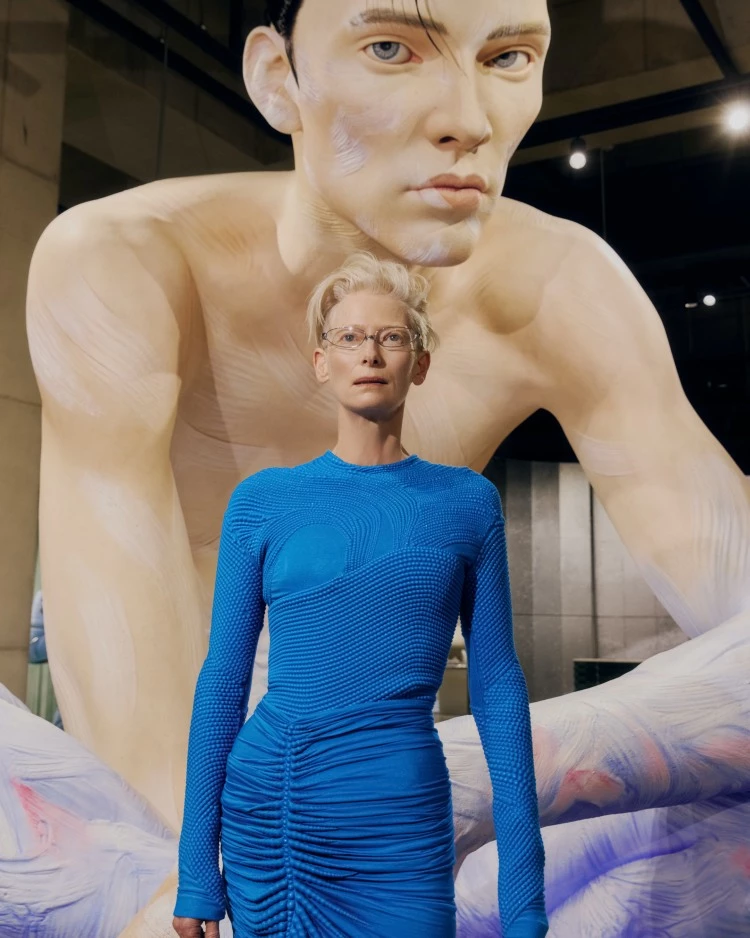 「時尚仙人」—— Tilda Swinton 是品牌本次 Bold 系列形象影片的主角!跳脫以往角色的拍攝方式,讓預告一出來就掀起討論