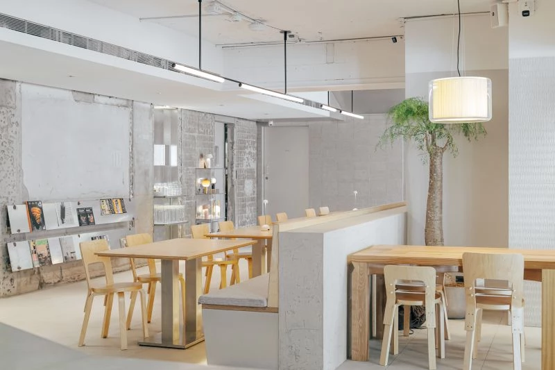 作為台北指標性的早午餐店,「BRUN TIANMU 不然天母」透過空間設計,讓光線自然流動於室內與戶外之間,創造街道望向室內的整體視覺感受,彷彿城市中一處優雅的野餐意境。整體照明在燈具選配與光線配置上,兼顧美學、功能性與舒適性,成功將餐飲場域轉化為兼具都市情境與文化共鳴的溫馨空間。