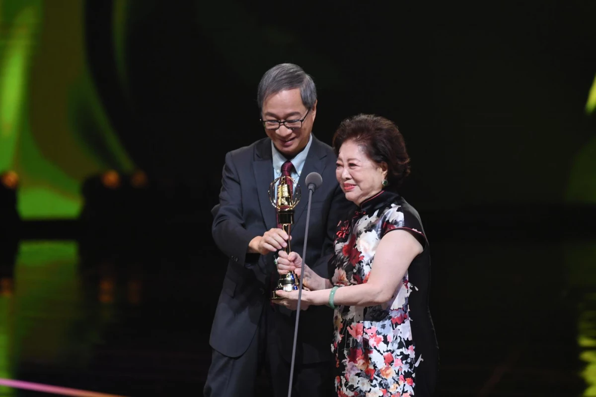 「國民阿嬤」陳淑芳以86歲高齡登上金鐘60的舞台，抱回特別貢獻獎，那一刻，全場起立鼓掌，掌聲裡有敬意，也有滿滿的愛。