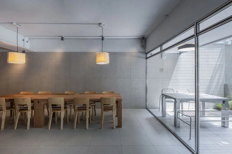 作為台北指標性的早午餐店,「BRUN TIANMU 不然天母」透過空間設計,讓光線自然流動於室內與戶外之間,創造街道望向室內的整體視覺感受,彷彿城市中一處優雅的野餐意境。整體照明在燈具選配與光線配置上,兼顧美學、功能性與舒適性,成功將餐飲場域轉化為兼具都市情境與文化共鳴的溫馨空間。