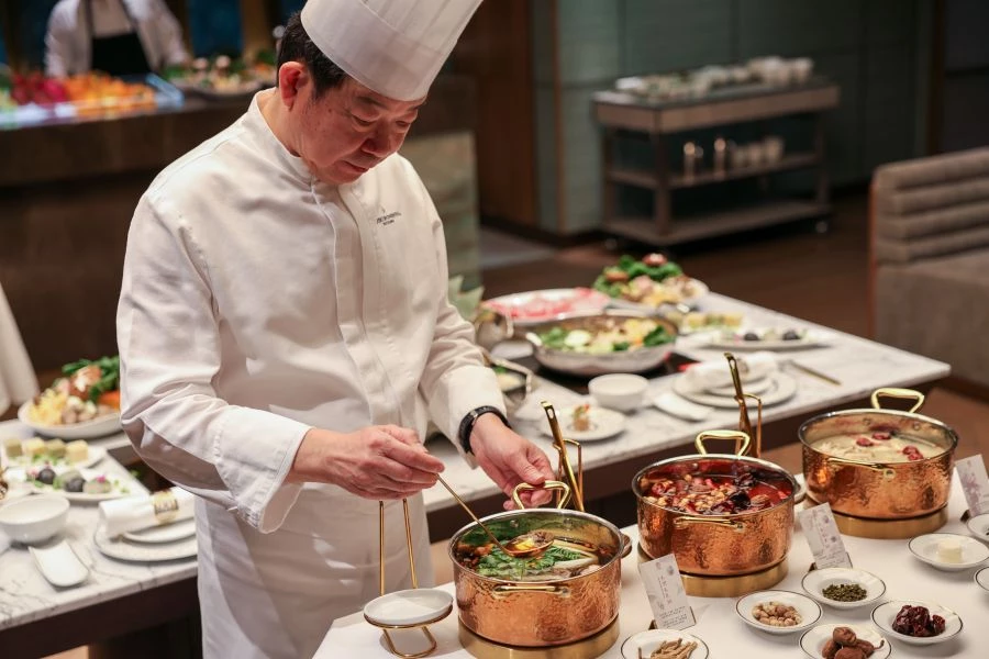 隨著聖誕跨年的聚餐需求增加,位於台中勤美洲際酒店 2 樓的「采月鍋品」也應景推出全新冬季主題「冬養之味・粵湯煦心」。由帶領明娟樓入選《2025 米其林指南》的吳錫卿主廚團隊研發三道粵式老火湯品,以細火慢燉的工法展現「清、潤、和、厚」的粵式湯藝精髓,為冬季饗宴注入細膩與深度。