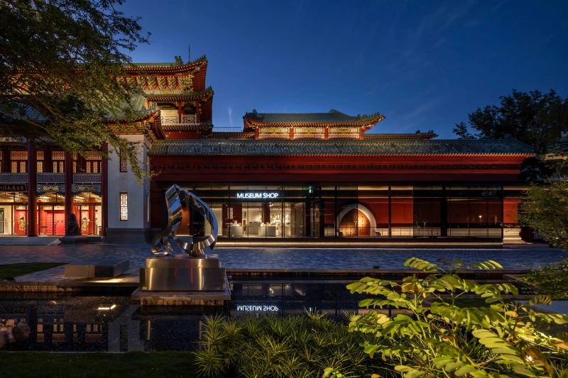 坐落於台北南海學園的國立歷史博物館,以溫潤而含蓄的光線,使古建築再展風華。層次分明的新舊光景,讓人於行走之間,得以感受文化記憶與當代生活的連結。照明規劃亦考量人行道與城市道路環境的多元視角,融合周邊公共空間的互動與友善性。在光與暗之間,讓歷史在當代得以優雅而永續地延續。