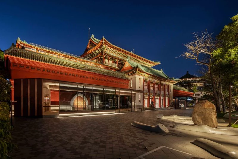 坐落於台北南海學園的國立歷史博物館,以溫潤而含蓄的光線,使古建築再展風華。層次分明的新舊光景,讓人於行走之間,得以感受文化記憶與當代生活的連結。照明規劃亦考量人行道與城市道路環境的多元視角,融合周邊公共空間的互動與友善性。在光與暗之間,讓歷史在當代得以優雅而永續地延續。