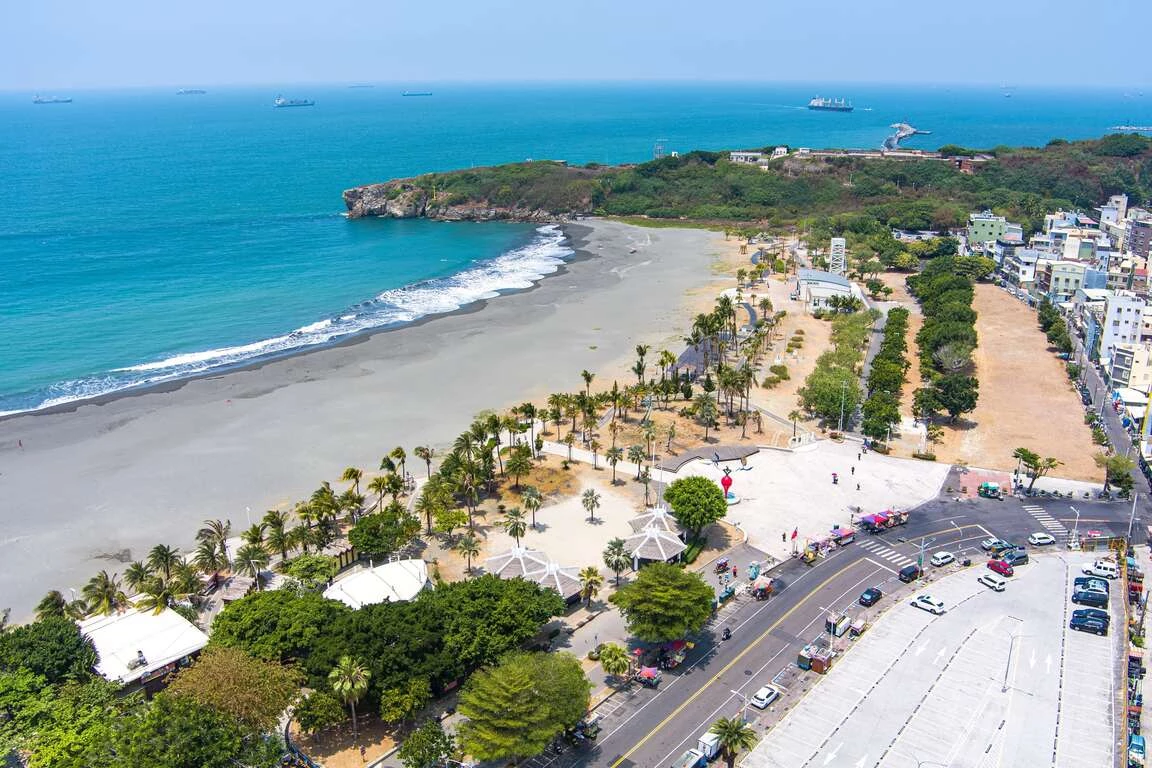 坐落於高雄市旗津區，旗津海水浴場因其綿延數公里的弧形海岸線與細軟沙質，成為高雄夏季的熱門景點之一。然而，部分設施年久失修，在高雄市政府觀光局推動下，迎來「灣區大港・旗津領航」計畫，旨在改建海水浴場核心區與整體海岸線，串聯愛河灣、亞洲新灣區，打造煥然一新的海洋城市。