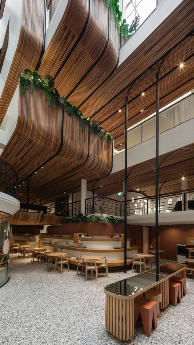 泰國 VMA Design Studio 的「Double B Hostel」,坐落於舊城狹長街廓中,設計團隊結合在地材料、傳統木作工藝與現代工法,創造出具流動感的木質立面,並結合開放中庭巧妙引入自然光與通風,打造融合在地文化與交流氛圍的獨特休憩空間。