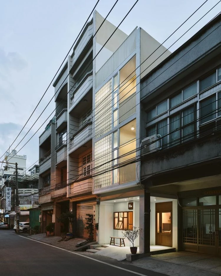 在間外建築工作室(Elsedesign)攜手馮國安建築師、王鈺瓛設計師,以及東海大學建築學系共同打造下,東港全新的「HKhun 酒店」保留了台灣 1980 年代具代表性的建築語彙——「透天厝」。這棟建築不僅承載三代人的家族記憶,也是台灣極具象徵性的傳統量體輪廓。在追求現代與摩登的時代背景下,屋主仍希望保留歷史脈絡,同時揉合創意與新穎設計,使老屋得以延續生命。