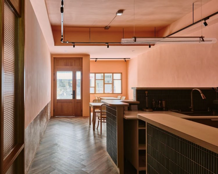 在間外建築工作室(Elsedesign)攜手馮國安建築師、王鈺瓛設計師,以及東海大學建築學系共同打造下,東港全新的「HKhun 酒店」保留了台灣 1980 年代具代表性的建築語彙——「透天厝」。這棟建築不僅承載三代人的家族記憶,也是台灣極具象徵性的傳統量體輪廓。在追求現代與摩登的時代背景下,屋主仍希望保留歷史脈絡,同時揉合創意與新穎設計,使老屋得以延續生命。