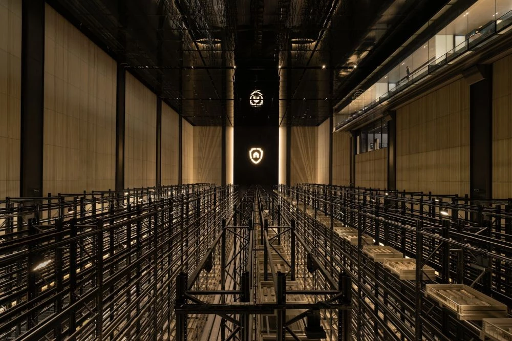 新加坡 MonoLab Studio 的「The Reserve」,將舊電子倉庫改造為貴重資產保管庫,以帶有瑪瑙紋理的夾層玻璃立面,象徵傳統與新興科技的交會,內部則在保留建築形態的同時,透過兩倍高的大門、特殊層架與空間動線等設計,營造戲劇性的氛圍,詮釋保管庫神秘的場域特質。