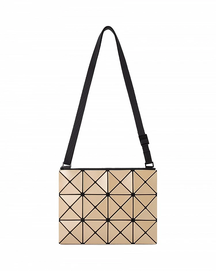 在千禧年推出至今過了25年，Bao Bao稱得上是品牌最具代表性的支線！靠著三角形的拼接設計、好收納的特性，讓Bao Bao賣得嚇嚇叫！今年秋冬我們推薦上圖的肩背小包，換上惹人愛的“燕麥色”來擄獲女人心！