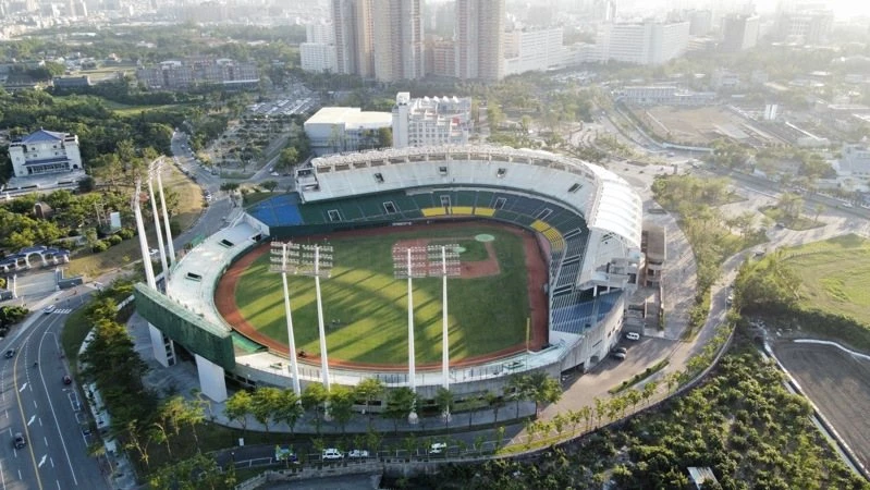 隨著高雄城市天際線持續變化,「澄清湖運動休閒園區」將成為北高雄新的亮點地標。以澄清湖棒球場為核心,園區結合商場飯店、運動休閒設施與醫療健康產業,不僅優化都市空間,也串連即將啟用的高雄捷運黃線 Y3、Y4 站,帶來交通與生活便利性升級。未來,這座園區將改變鳥松區及北高雄的天際輪廓,塑造更具國際競爭力的城市景觀。