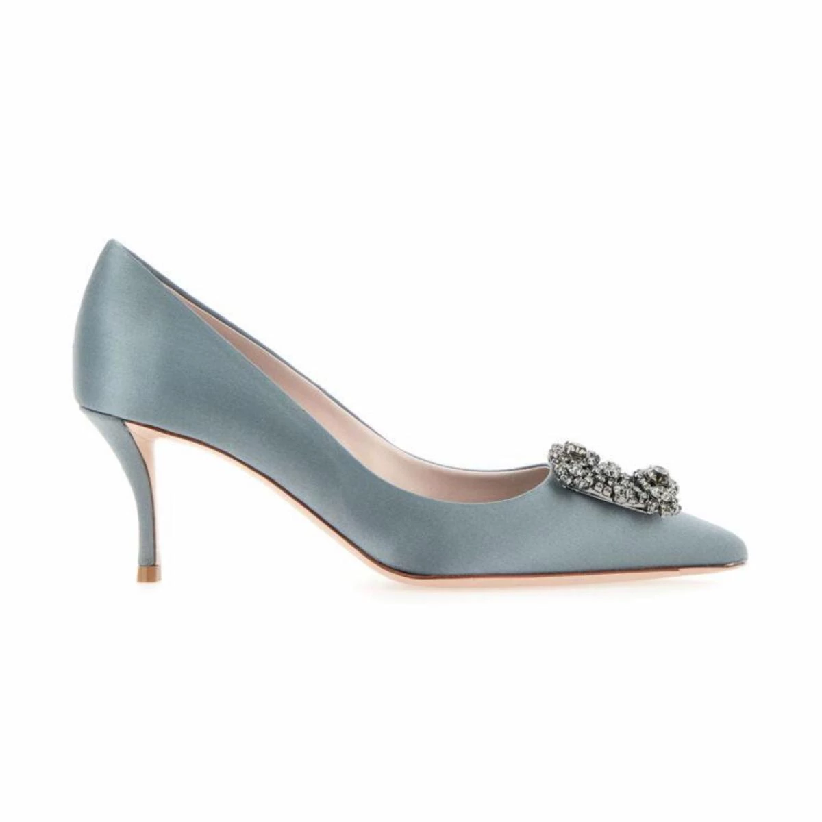 花鑽系列是 Roger Vivier 最具代表性的鞋款之一！品牌設計師以珠寶鑲嵌的工藝為基礎，將水晶鑲飾在品牌標誌性的方釦上，讓雙腳像是戴上珠寶般吸睛！