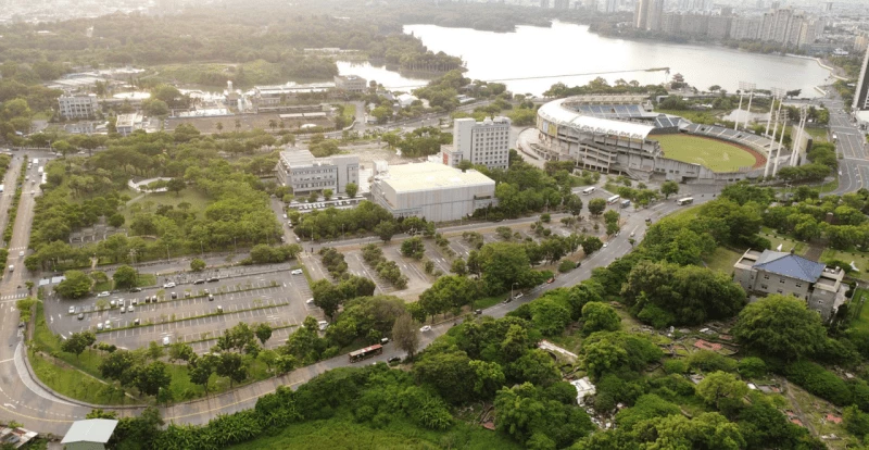 作為南部重要的運動場地,高雄「澄清湖棒球場」是南部唯一 A 級、並且可舉辦國際賽事的運動場地,可容納高達 2 萬人觀賽。該場地自 1999 年啟用至今,曾是台灣容量最大的棒球場(現為台北大巨蛋),因年久失修,也在今年三月底完成重新整建,再次對外開放。然而,這裡一直缺乏捷運大眾運輸,周邊商業服務機能也尚不完善,如今則迎來嶄新的發展可能性。