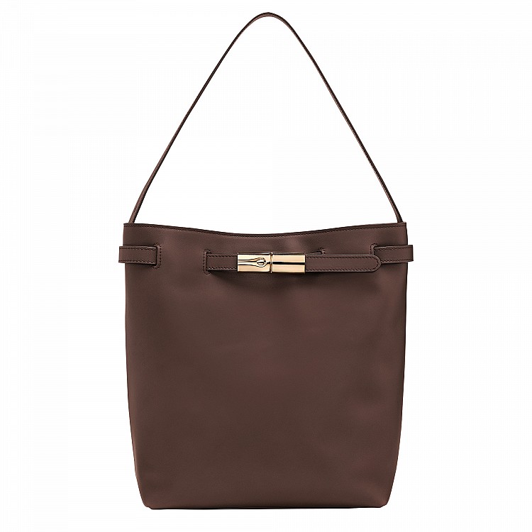 配件選擇上，金世正肩背的是Longchamp「Le Smart」系列水桶包，摩卡色調介於溫暖與沈穩之間，與象牙白大衣形成柔和對比，也替整體造型增添層次。