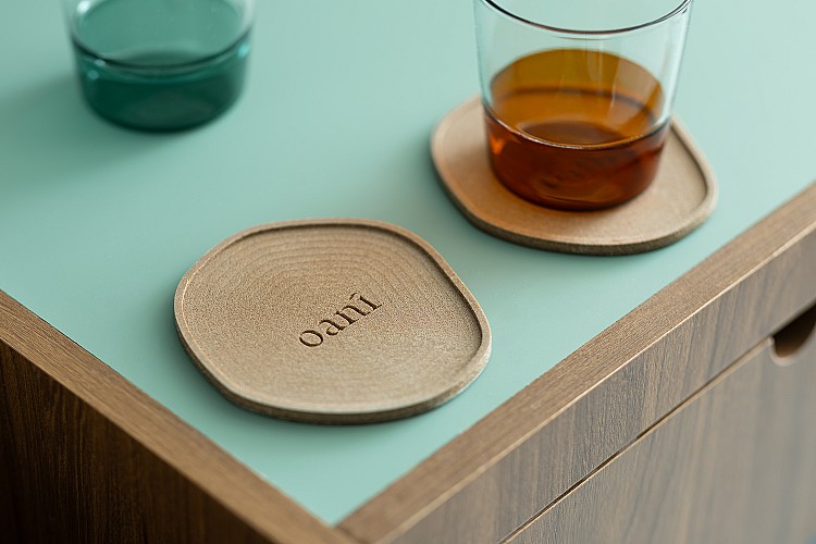 Oani綠洲的客房設計像是一場生活質地的再編輯，品牌並未追求奢華符號，而是選擇精準、有溫度的日常物件作為陪伴旅人的節奏。