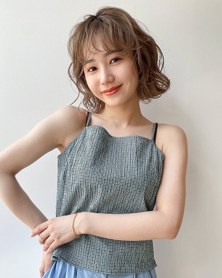 奶茶棕髮色造型推薦11:水波捲短髮