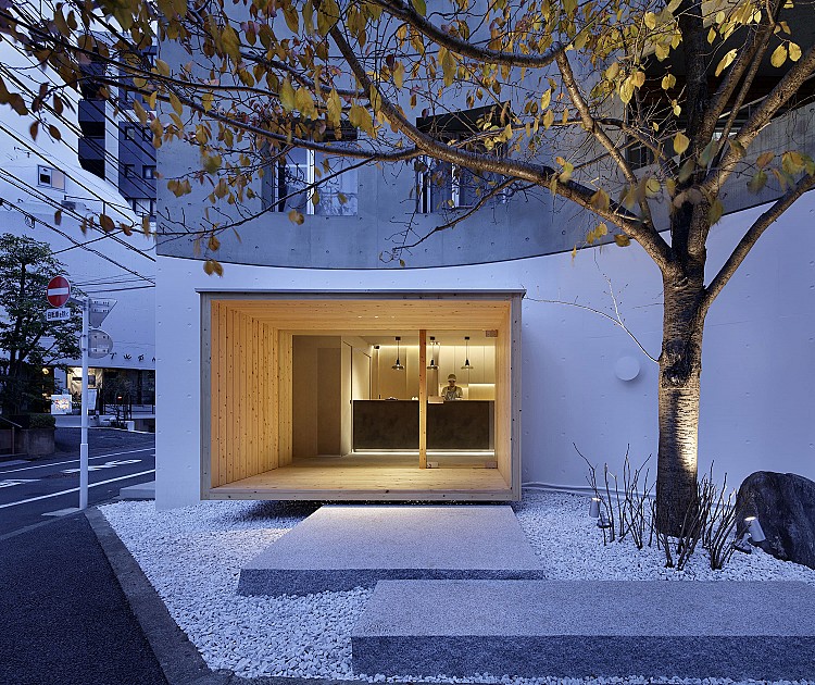 正因為有了義式料理的訓練，他更理解甜點中的「溫度」與「時間」，那是味道與情感之間最纖細的連結。