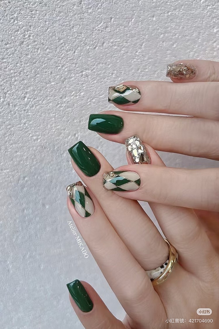 聖誕光療美甲推薦11:綠色馬戲團格紋