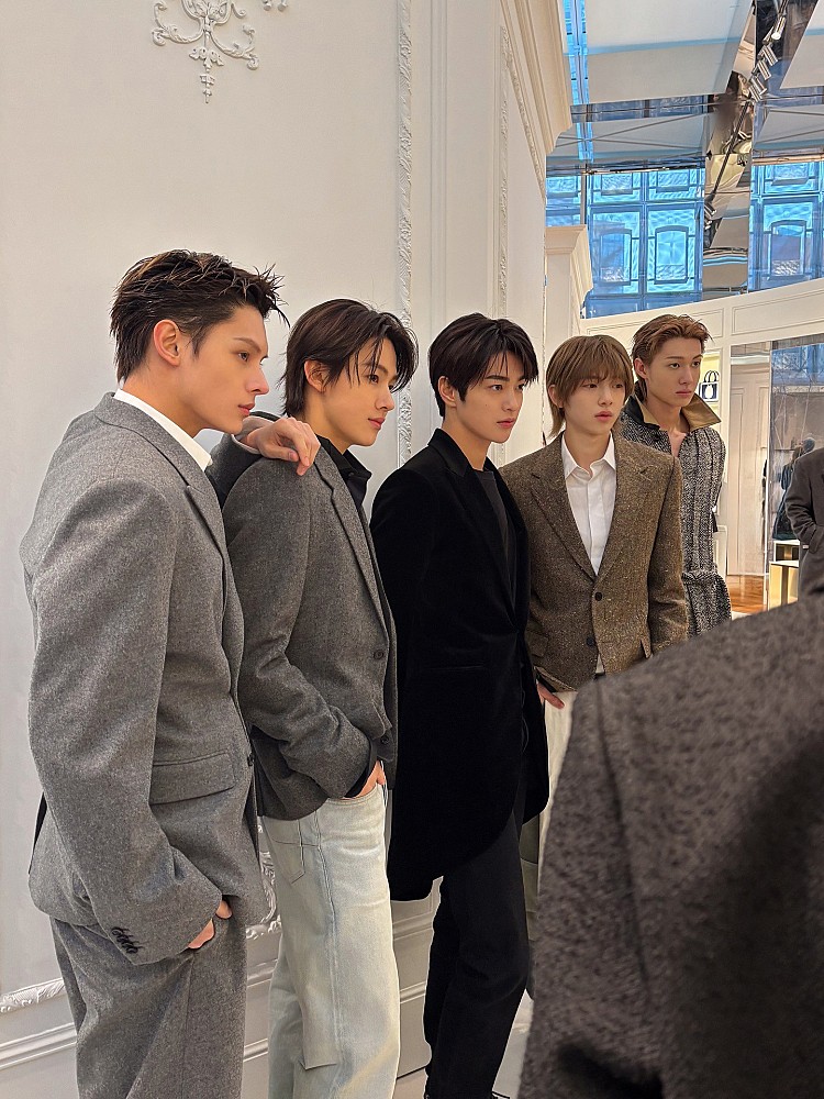 Cortis穿搭Dior西裝外套秒登熱搜!趙雨凡、Martin、安乾鎬、金主訓、嚴成玹本週已經抵達台灣參與2026金唱片,週三在首爾聖水洞首度參與精品活動,3位成員上身Dior新設計師Jonathan Anderson的西裝外套穿搭,我們整理出其中3位成員的同款造型!