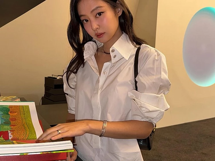 一件襯衫,到了Jennie身上,從來不只是基本款!近期她以Chanel白襯衫造型掀起話題,從單穿配牛仔褲的鬆弛學院感、外搭針織衫的比例重組,到全黑襯衫的冷感輪廓,再到層次疊穿的混搭技巧,展現襯衫在不同風格中的高度可塑性。