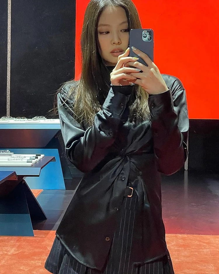 這套造型以黑襯衫為核心,襯衫選擇帶有微光澤的材質,扭結設計在燈光下自然形成層次,避免黑色顯得扁平,版型不貼身,透過自然垂墜與輕微收腰線條,保留女性柔軟度。