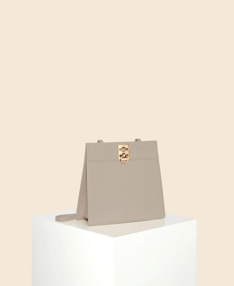 Cafuné來自香港的包袋品牌,從2015年開始慢慢累積聲量與作品,靠著極簡線條、時髦且實用的風格,不只成功擄獲Lady Gaga、石原里美的心,更是許多不愛撞包的時髦內行人想購入的包袋清單!