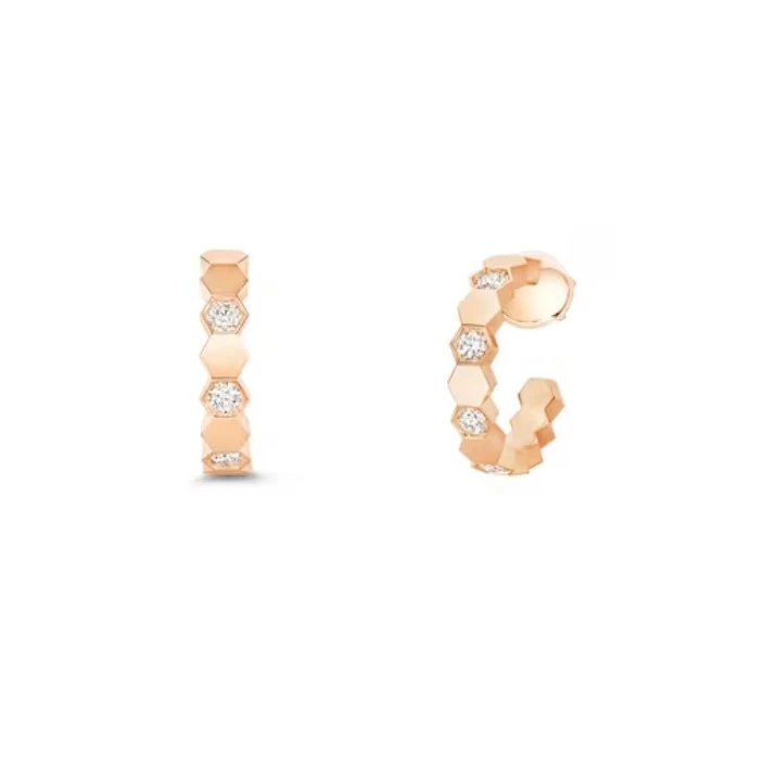 Chaumet Bee de Chaumet 耳環以18K玫瑰金鑲嵌明亮式切割鑽石,設計靈感來自象徵生命力的蜜蜂。