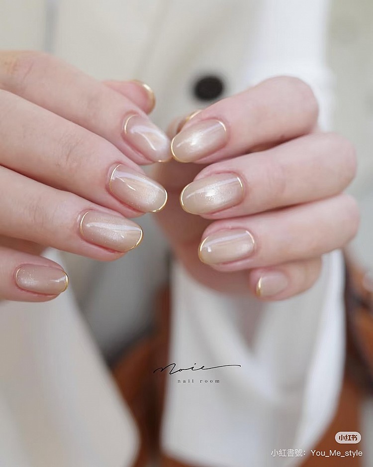 裸色貓眼美甲推薦9:金色溝邊