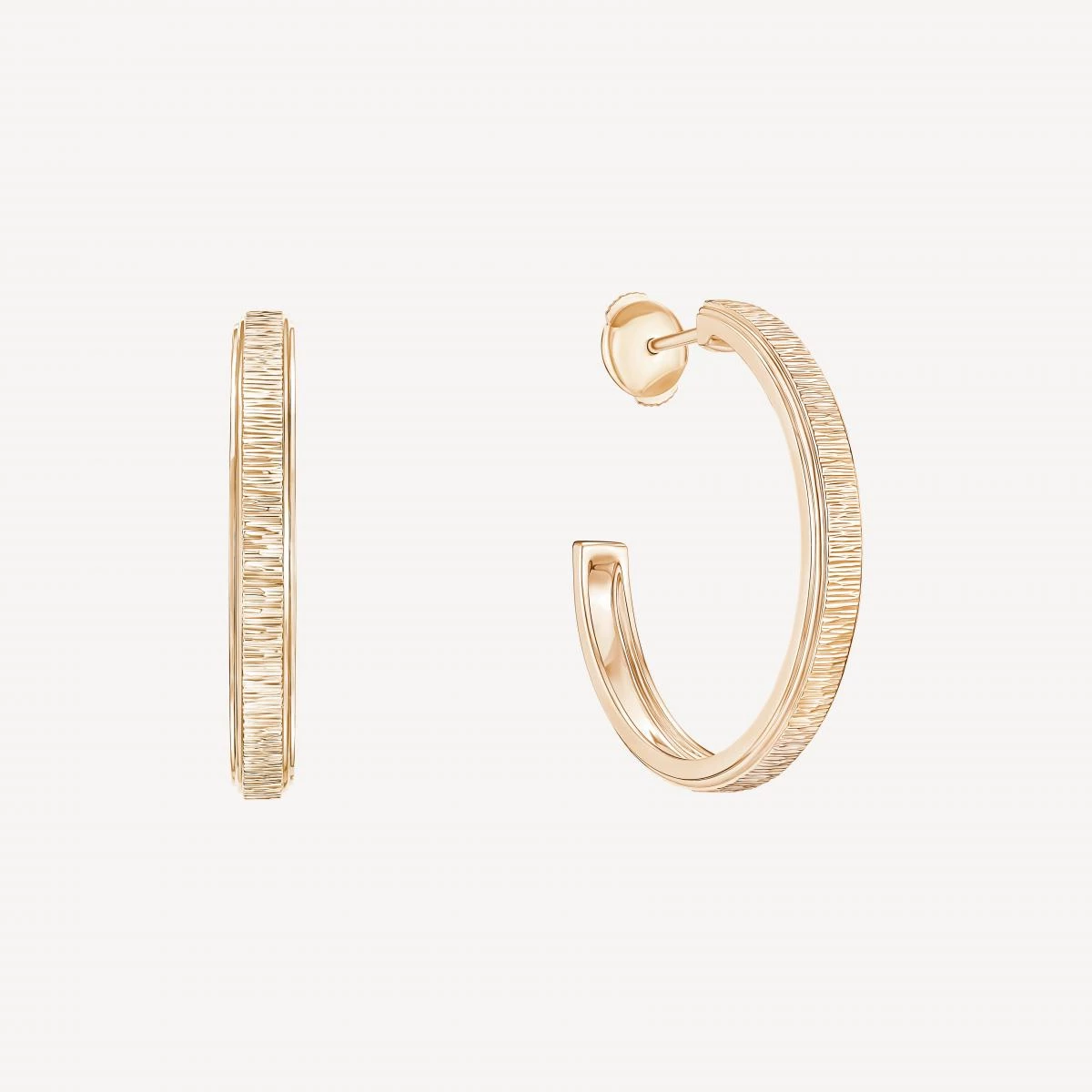 伯爵 Piaget Possession 耳環,採用18K玫瑰金並刻劃「Decor Palace」宮廷式飾紋。