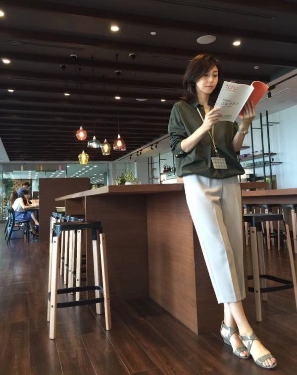 為了營造輕盈且不費力的減齡優雅感,「日劇女王」松嶋菜菜子,屏棄了緊身束縛,選擇以「上身寬鬆的珍珠白棉麻襯衫 + 灰調百褶長裙」──此帶有「空氣感」的穿搭為核心。