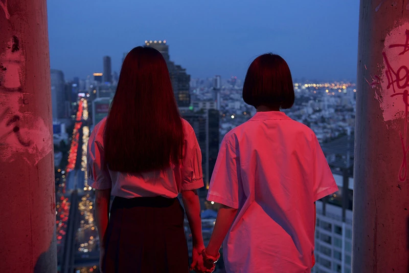 《模犯生》團隊新作!泰國顫慄恐怖片《屍約》 閨蜜相約自殺反悔,20年後成驚悚夢魘