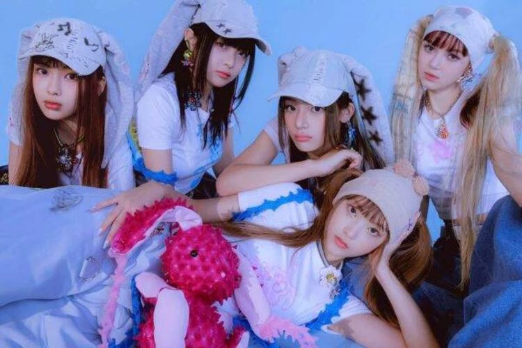 HYBE 娛樂旗下的 ADOR 娛樂在 2022 年推出的 5 人女團 NewJeans，由 Minji、Hanni、Danielle、Haerin 及 Hyein 組成，並以迷你專輯《New Jeans》出道，因為由王牌製作人閔熙珍打造，不論是音樂風格與視覺氛圍都融合了 90 年代、2000 年代早期的 R&B 與流行元素，以及 Y2K 懷舊美學，一出道立刻在競爭極其激烈的女團中殺出一條血路。