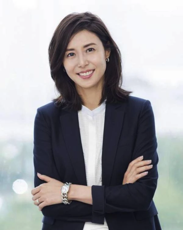 松嶋菜菜子在不少公開或私下場合中,經常以簡潔卻富有質感的珠寶或腕錶...等配飾,為造型畫龍點睛,低調卻耐看,展現出她對搭配的成熟理解。