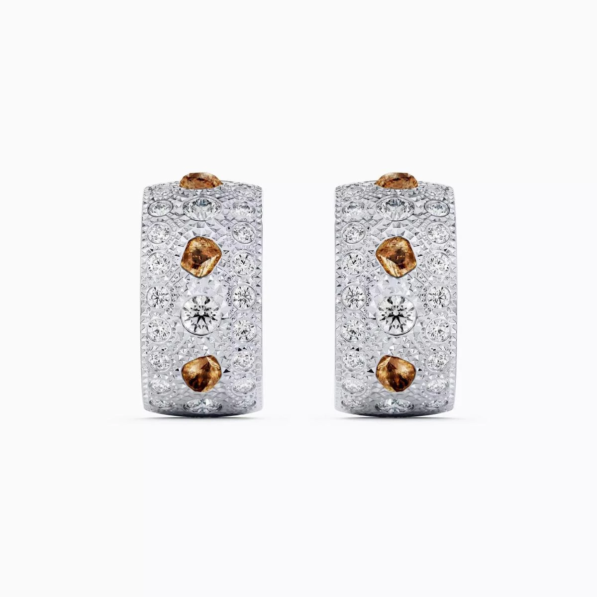 De Beers Talisman 耳環以18K白金為基底,寬度達8毫米,設計核心在於鑽石的多元表現。拋光與原石、白鑽與彩鑽交錯,並以鑿點金工鑲嵌,呈現豐富的肌理感。
