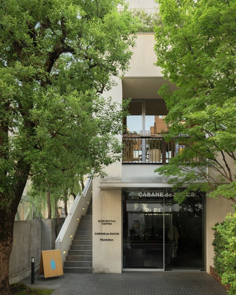 根據《路透社》報導，雀巢與摩根士丹利正評估 Blue Bottle 的未來選項，這項動作被視為雀巢新任執行長 Philipp Navratil 的大規模品牌精簡計畫之一。雀巢近年陸續檢視旗下品牌的零售業務，並逐步收縮實體店面的經營，以專注於本業與更高毛利產品。藍瓶本身仍具品牌影響力，但實體門市的營運成本與規模擴張壓力，可能讓雀巢重新思考其定位。