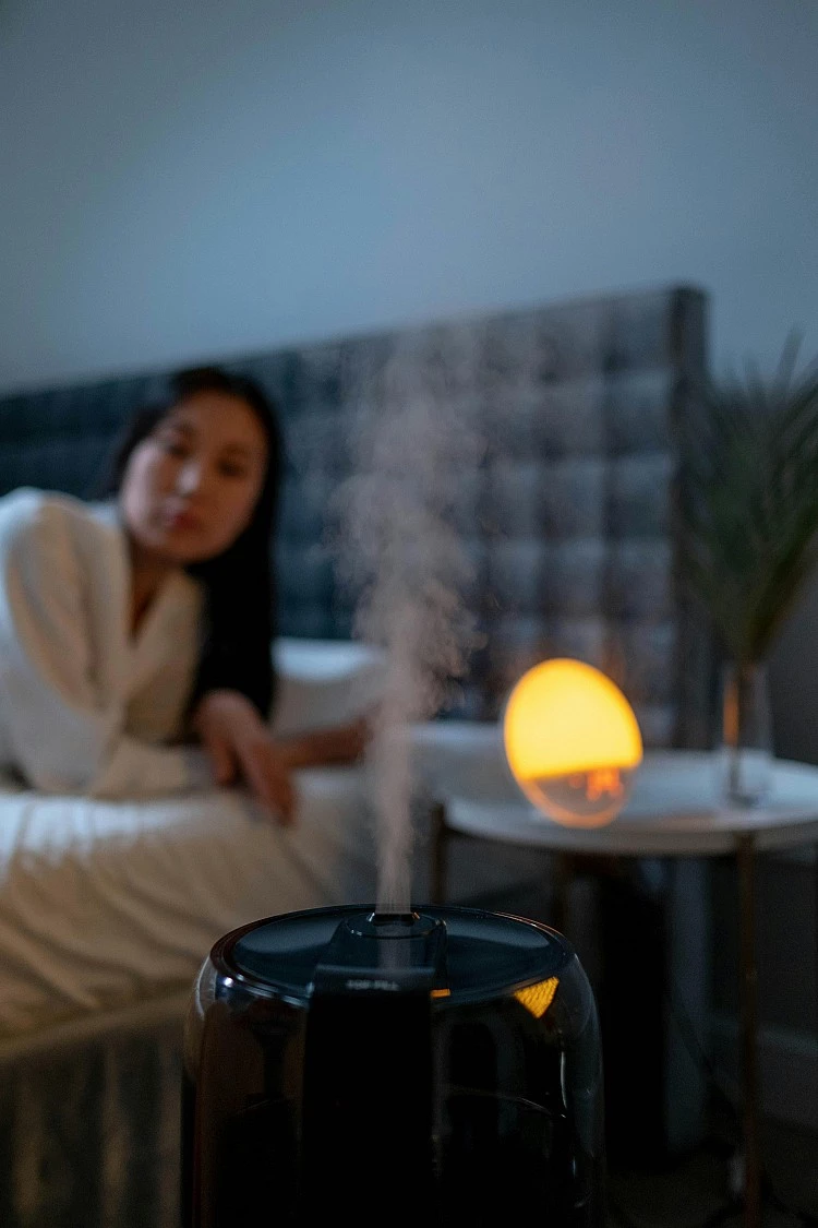 許多人覺得室內不夠暖，其實問題不在溫度，而是濕度太低。暖氣運作時會降低空氣中的相對濕度，當濕度低於30%，即使溫度不低，人體仍會明顯感到寒冷與乾燥。