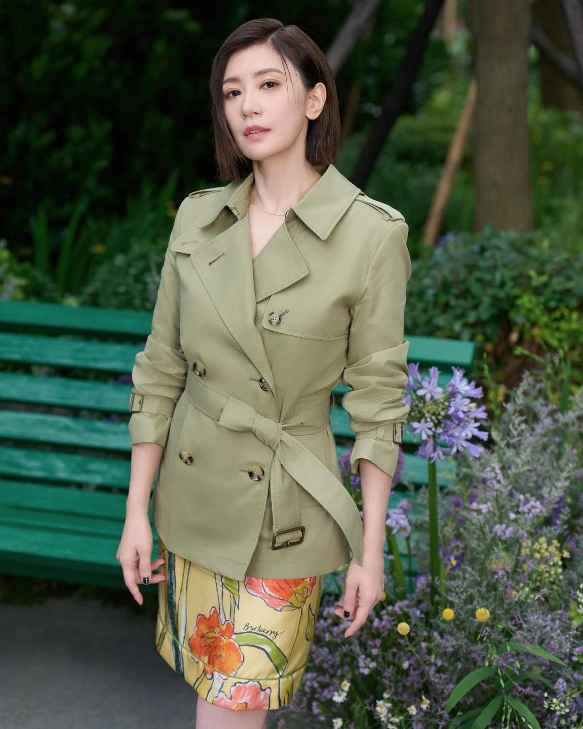 賈靜雯OL穿搭公式5：軍綠色風衣外套+印花膝上A字裙