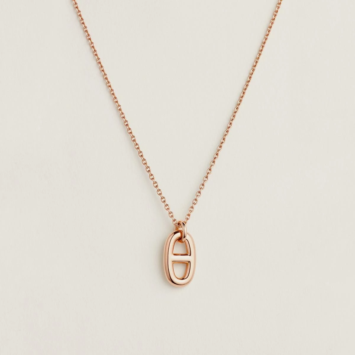 Hermès 的 Farandole 項鍊以經典 Chaîne d’Ancre 船錨鍊環為靈感。故事可追溯至1937年,當時,Émile Hermès 的女婿 Robert Dumas 在布列塔尼海邊漫步,從繫船的鐵鍊汲取靈感,設計出這個象徵力量與平衡的鍊節造型。