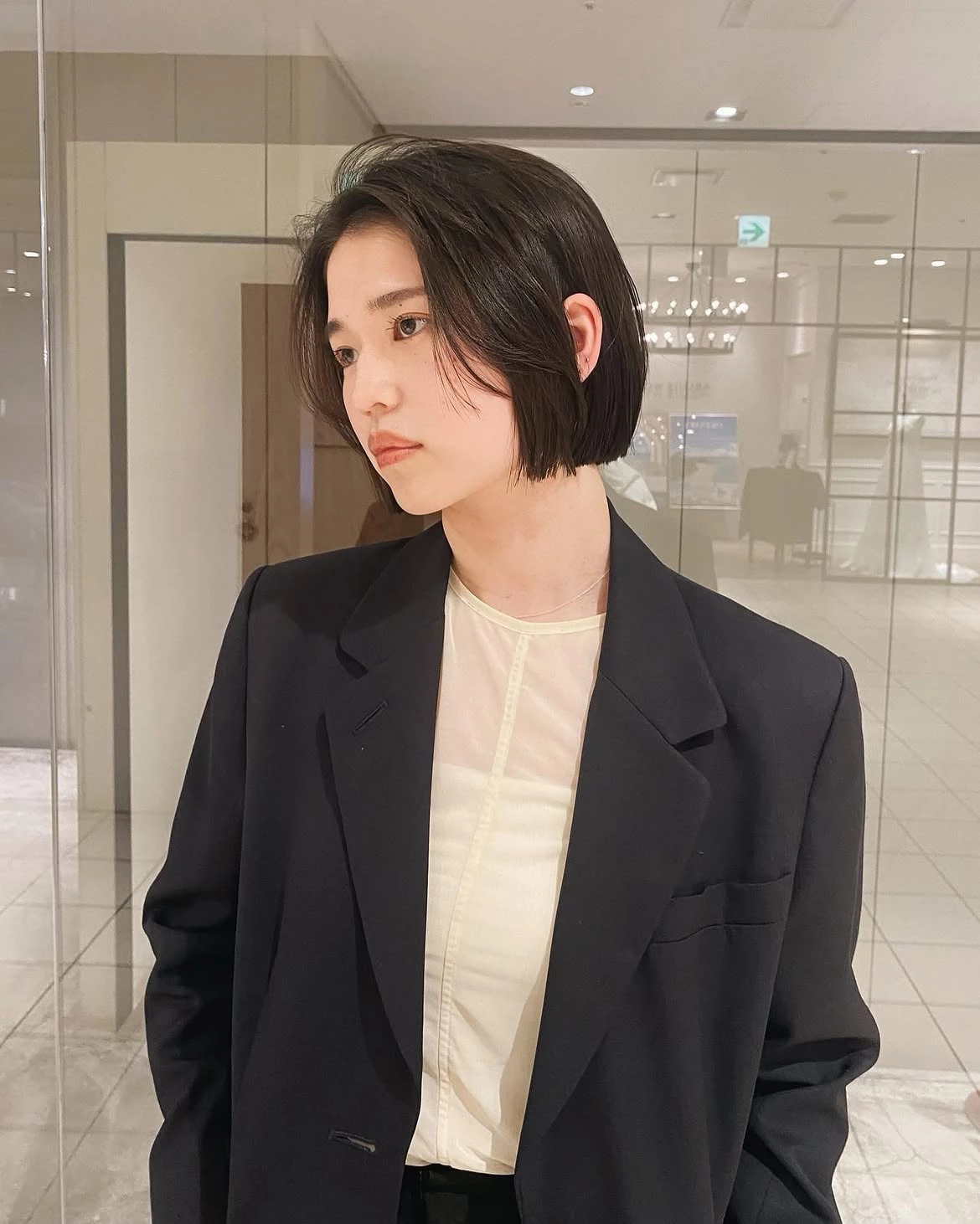 中分鮑伯短髮造型推薦4:俐落塞耳後