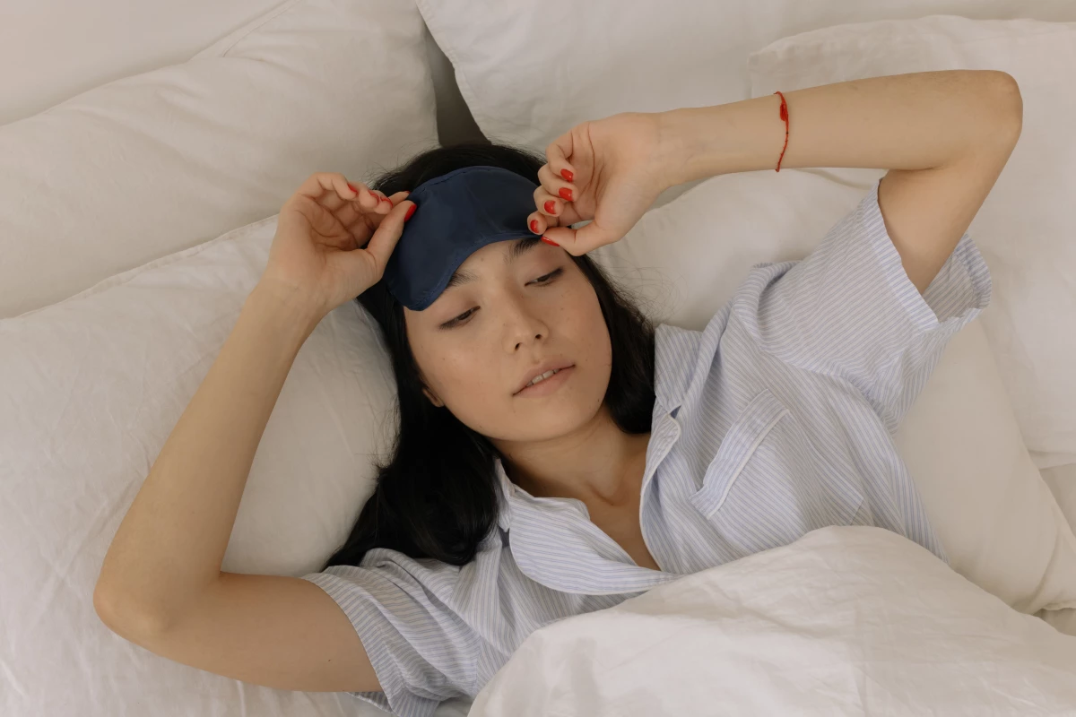 。第二則是「熬夜與壓力」，夜晚原本是肌膚修復的黃金時段，若長期睡眠不足、生活作息混亂，再加上高壓生活，都會降低修復效率，加速老化。
