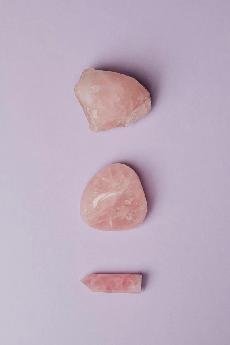 玫瑰石英又稱粉晶,向來是戀愛水晶的代表,其柔和的粉色調象徵愛與溫柔,被視為能打開心輪、提升自我接納的寶石。