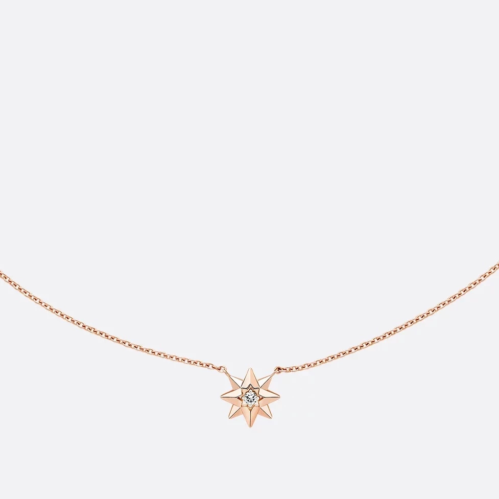 Étoile des Vents 項鍊承襲 Dior 經典 Rose des Vents 的幸運符精神,以八芒星象徵指引方向的羅盤。18K玫瑰金搭配0.04克拉鑽石,簡約卻極具象徵意義。