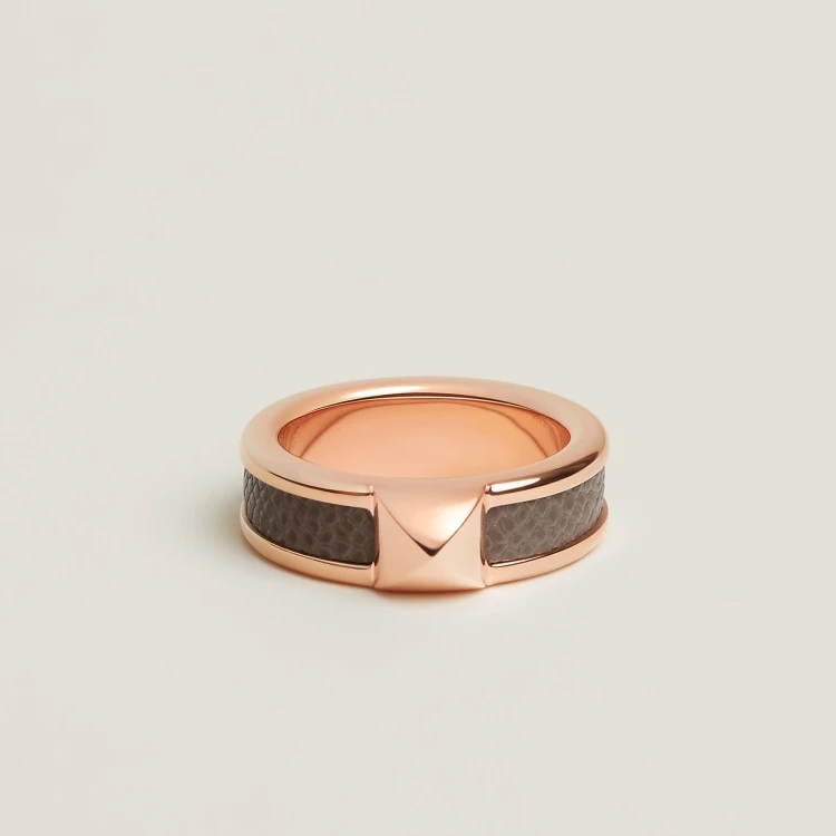 Hermès 一向擅長將工藝元素轉化為風格符碼,Athena 簡約鉚釘戒指正是一例。