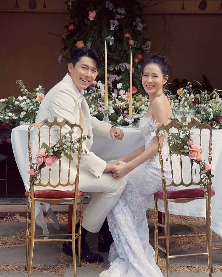 2022年孫藝珍於Instagram上公開與玄彬結婚的親筆聲明。用英文寫下:「Just being with him, I feel warm and protected.」真誠表達在這段關係中得到的安全感與依靠。