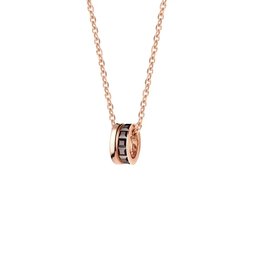 Boucheron 的 Quatre Classique 系列以建築語彙聞名。這款18K玫瑰金項鍊結合經典「Godron 同心圓」與棕色 PVD「Clou de Paris 巴黎飾紋」,形成獨特的層次感。