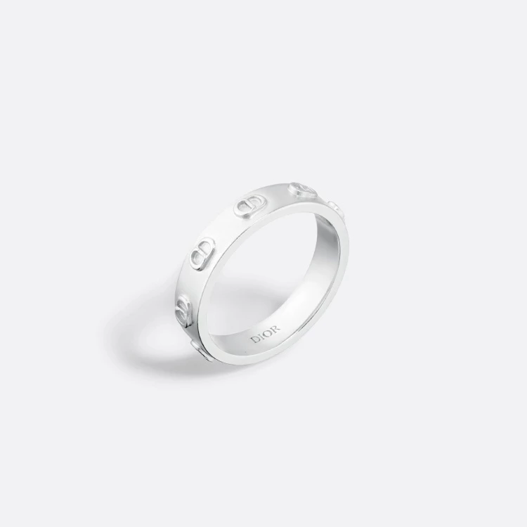在 Dior 的世界裡,「CD」不只是品牌縮寫,更是設計語彙的關鍵密碼。