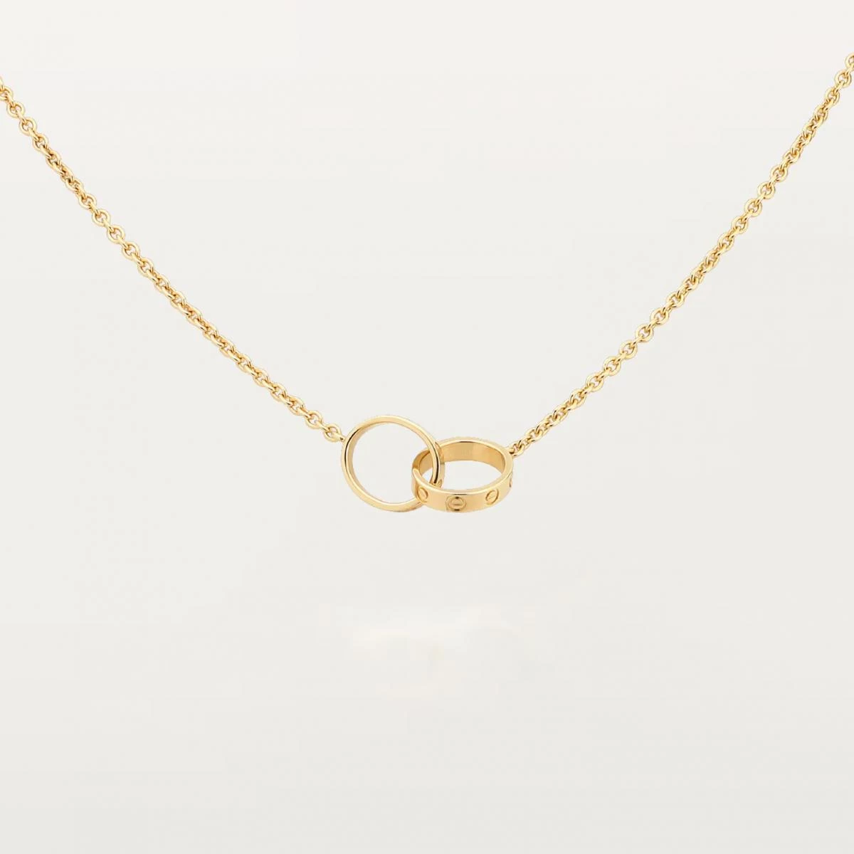 Cartier Love 是最能體現「恆久」二字的珠寶之一。兩枚 Love 戒指相扣，就像兩條人生軌道在恰好的時機交會，螺絲紋象徵「鎖住的愛」，沒有華麗語言，只有穩定、純粹、簡潔的力量。這款項鍊的迷人之處在於——它永遠不會多，也永遠不會少。搭配襯衫能顯得俐落乾淨；配洋裝則流露溫柔女性氣質；就算只是簡單的T-shirt，也能瞬間提升質感。Love 系列自1970年代誕生以來一直是情侶間的浪漫象徵，但同時也是許多人踏入精品珠寶的第一步，它代表承諾，也代表選擇將「重要的東西」留在身上。