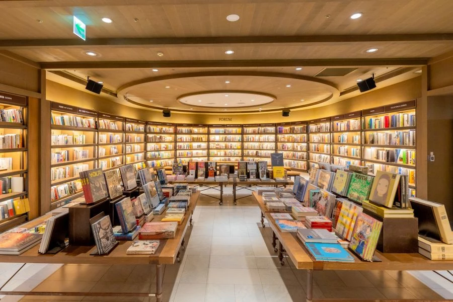 繼屏東東港王船限定店後,誠品書店也進駐恆春文化中心劇場館 1 樓,打造全台最南端店面,命名為「誠品書店恆春限定店」,將於 12 月 6 日試營運。書店空間延續屏東恆春古鎮的歷史語彙,磚紅城牆設計同步展現在書店內部,為讀者打造可與古蹟相望,同時享受書香與歷史交融的沉浸式閱讀體驗。