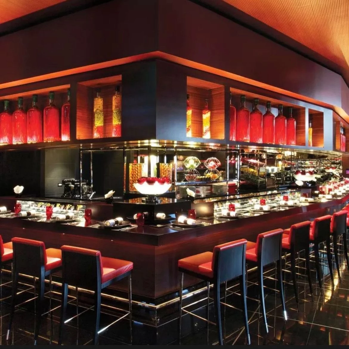 位於台北信義區 Bellavita 5 樓的「侯布雄法式餐廳」（L’Atelier de Joël Robuchon），為最年輕取得米其林三星的法國名廚喬爾·侯布雄（Joël Robuchon），於 2003 年創立創立的「L’Atelier de Joël Robuchon」全球連鎖品牌之一，台北分店自 2010 年開業以來，便以精緻的法式料理和獨特的用餐體驗，成為台北高端餐飲的代表。