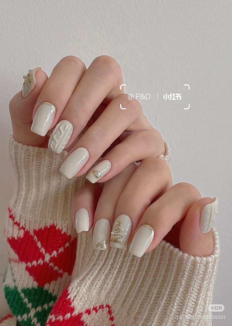 聖誕光療美甲推薦5:奶油毛衣x金色聖誕樹